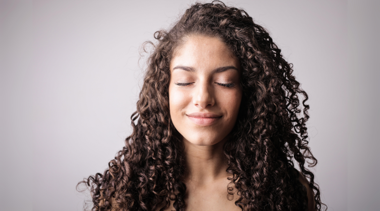 Tips for Maintaining Hair Bouncy and Beautiful Curls during Monsoon